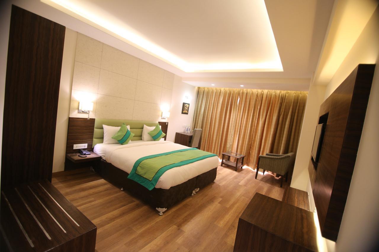 The Mystic Palms Hotel Mathura Buitenkant foto
