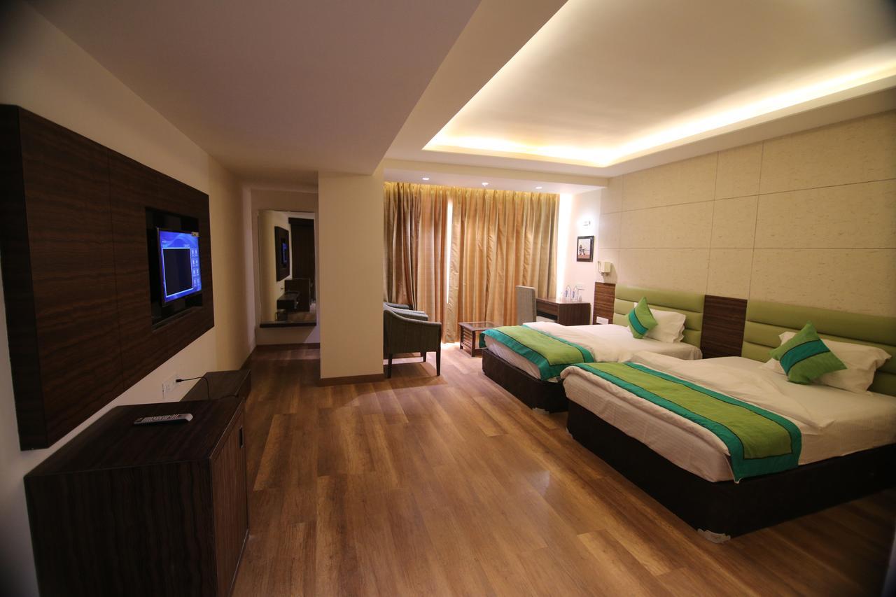 The Mystic Palms Hotel Mathura Buitenkant foto