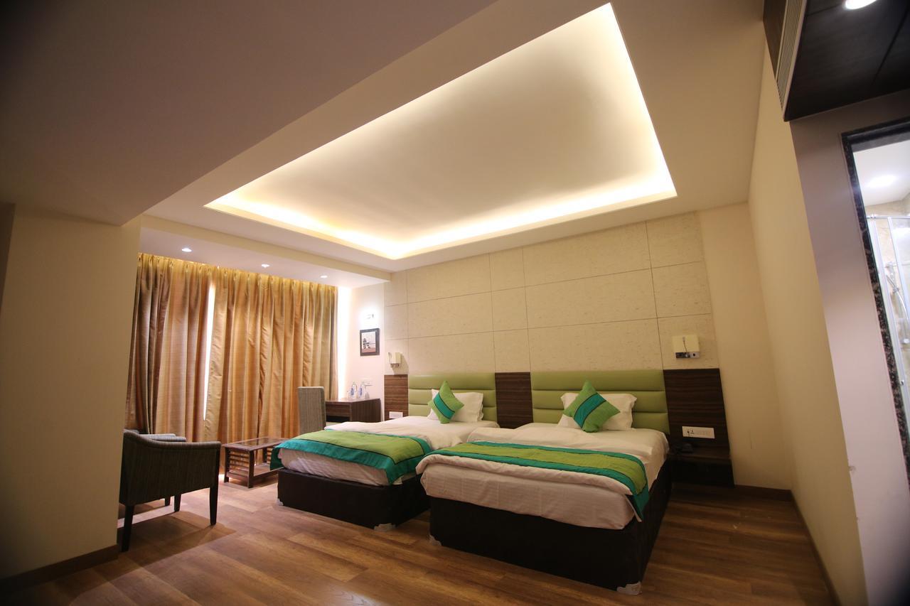 The Mystic Palms Hotel Mathura Buitenkant foto