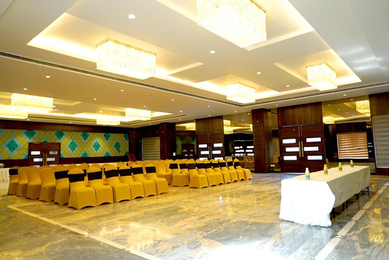 The Mystic Palms Hotel Mathura Buitenkant foto