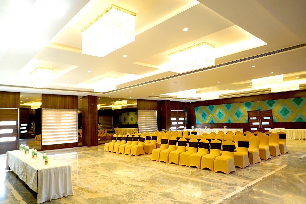 The Mystic Palms Hotel Mathura Buitenkant foto
