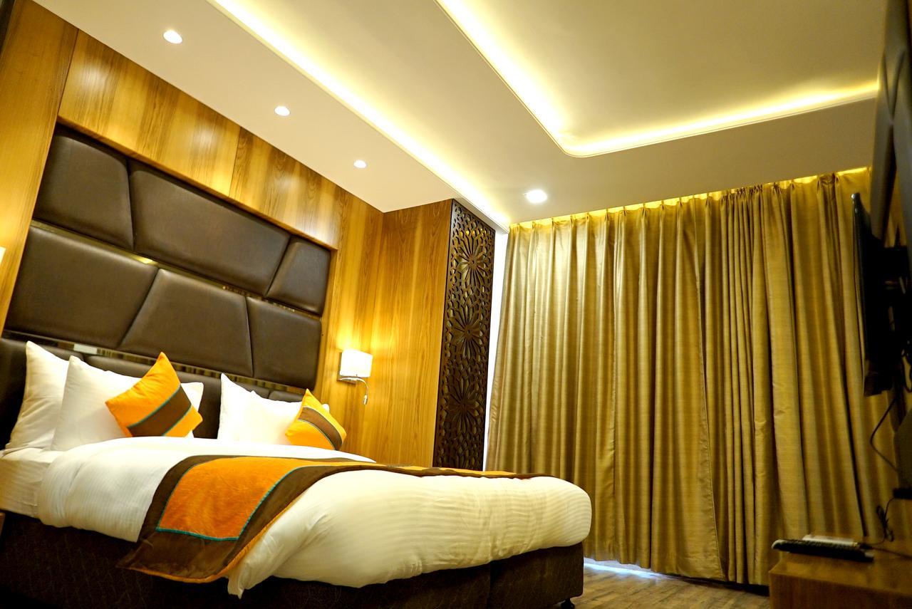 The Mystic Palms Hotel Mathura Buitenkant foto