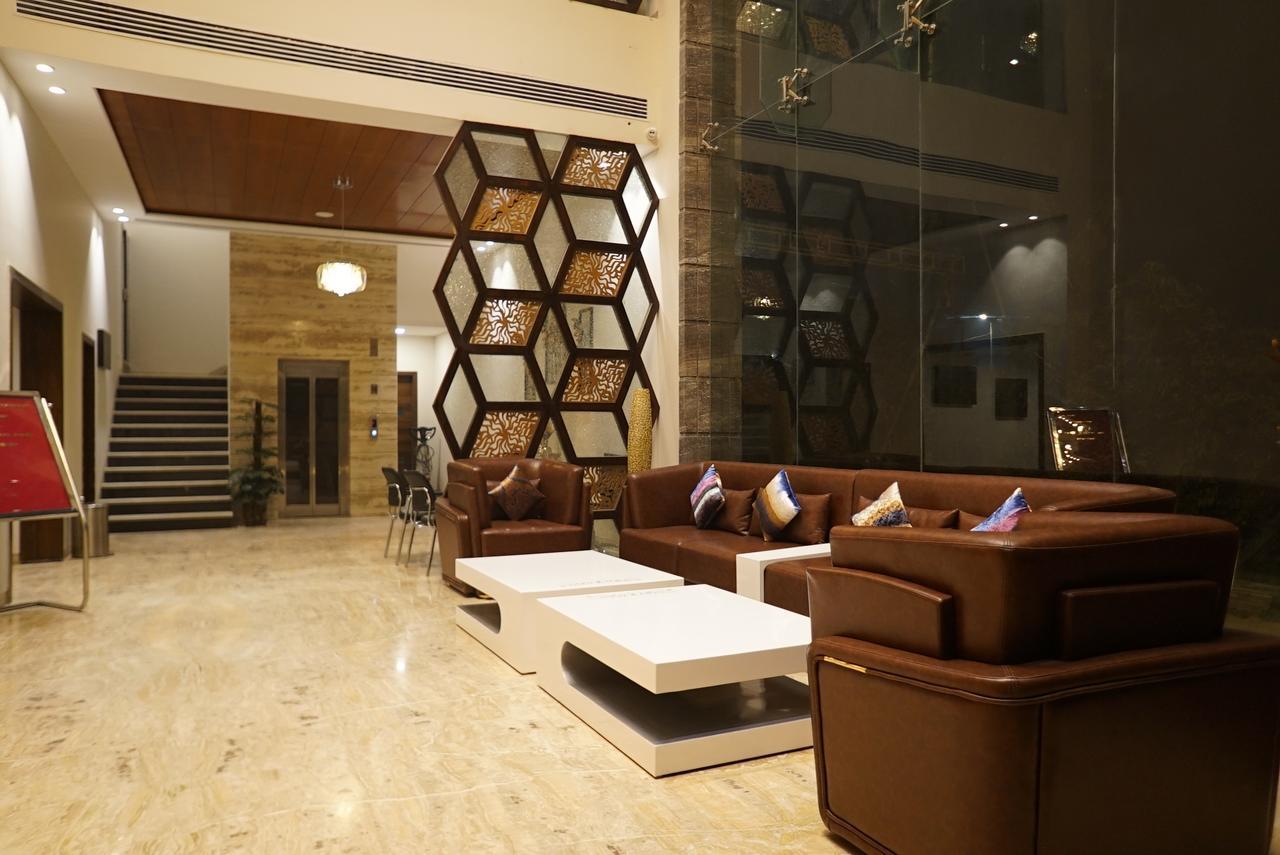 The Mystic Palms Hotel Mathura Buitenkant foto