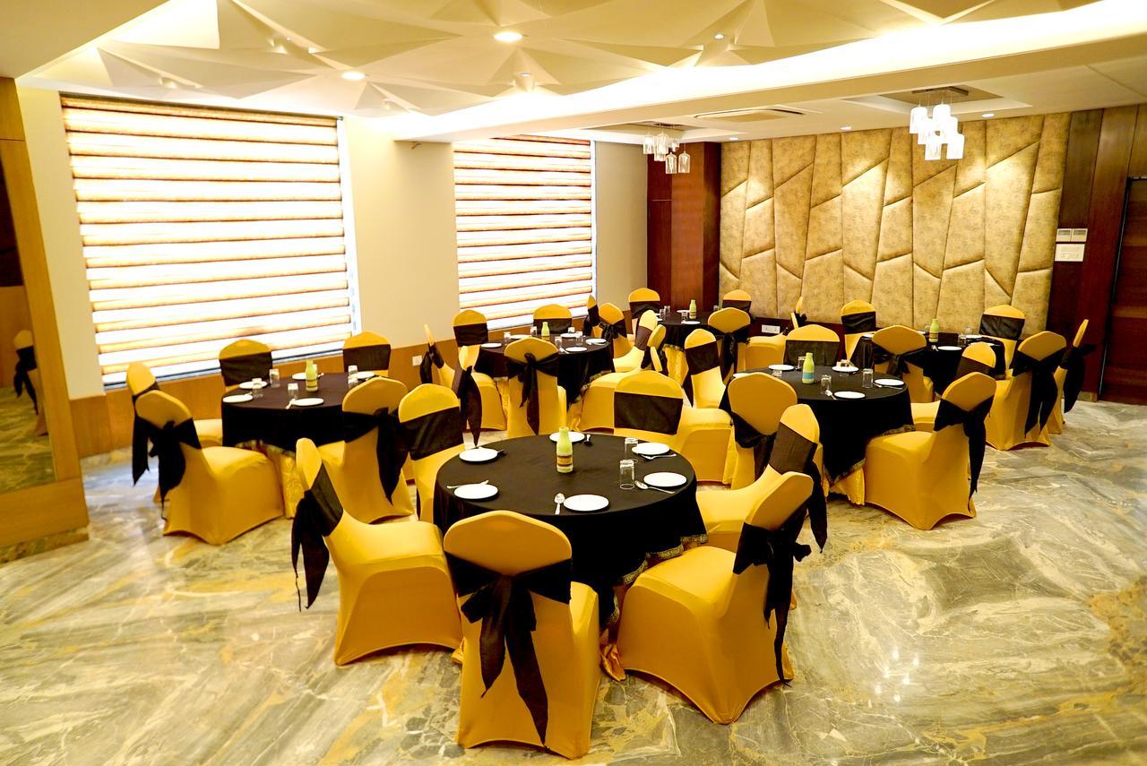 The Mystic Palms Hotel Mathura Buitenkant foto