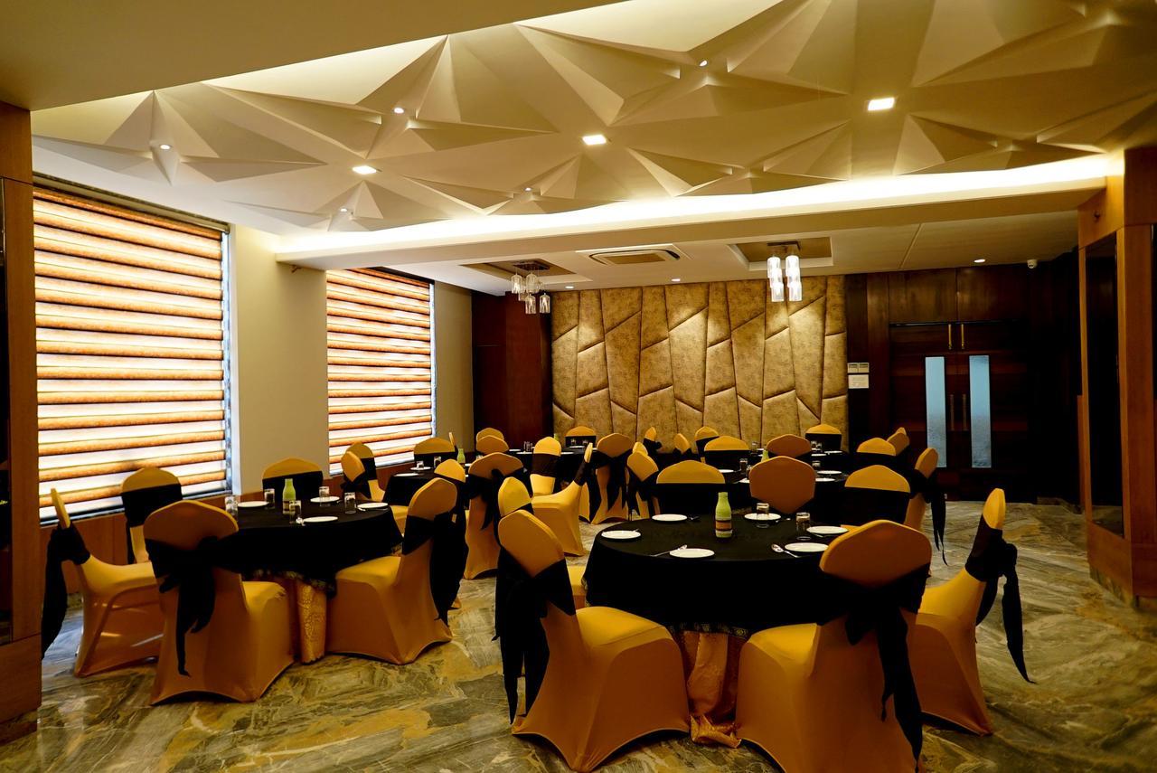 The Mystic Palms Hotel Mathura Buitenkant foto