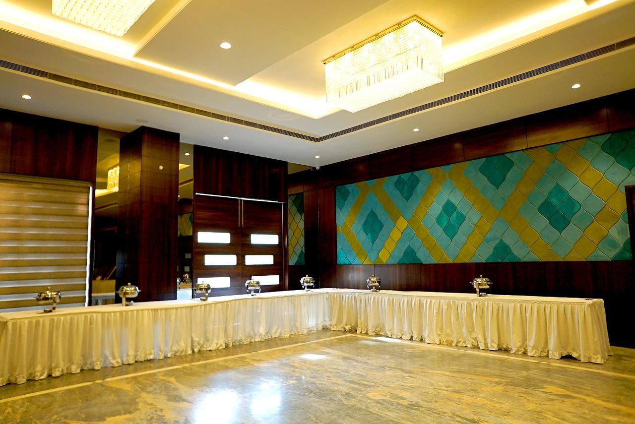 The Mystic Palms Hotel Mathura Buitenkant foto
